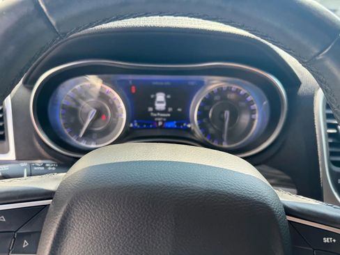 Used 2020 Chrysler 300 Touring w/ Chrome Appearance Package image 11