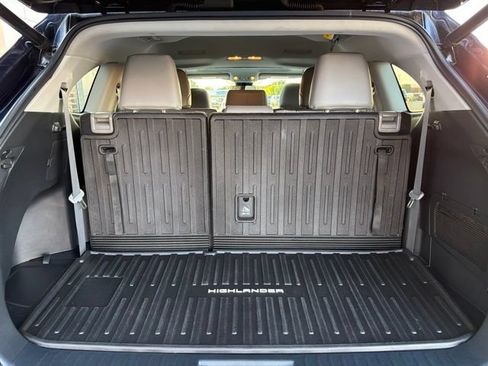 Used 2022 Toyota Highlander XLE AWD/4WD image 42