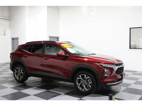 Used 2025 Chevrolet Trax LT w/ LT Convenience Package image 1