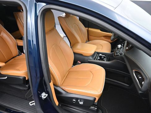 Used 2022 Chrysler Pacifica Pinnacle FWD image 11