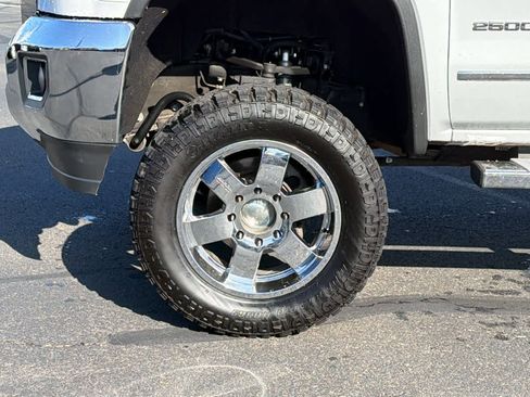 Used 2017 GMC Sierra 2500 SLT w/ Suspension Package, Off-Road AWD/4WD image 9