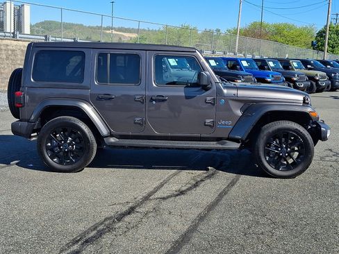 Used 2025 Jeep Wrangler Unlimited Sahara w/ Safety Group AWD/4WD image 7