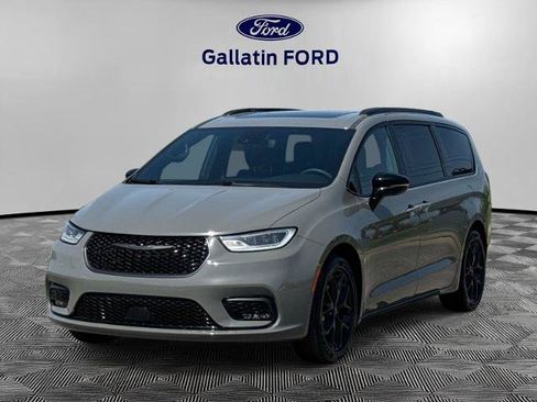 Used 2025 Chrysler Pacifica Limited FWD image 1