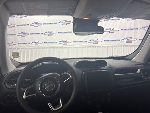 Used 2023 Jeep Renegade Latitude AWD/4WD image 2