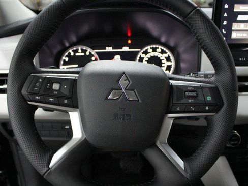 New 2025 Mitsubishi Outlander SE image 8