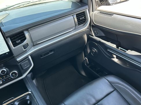 Used 2024 Ford Expedition XLT RWD image 19