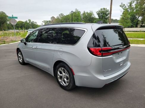 Used 2023 Chrysler Pacifica Limited FWD image 3