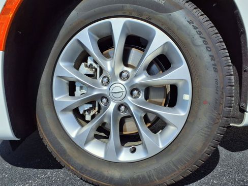 Used 2026 Chrysler Pacifica Limited FWD image 33