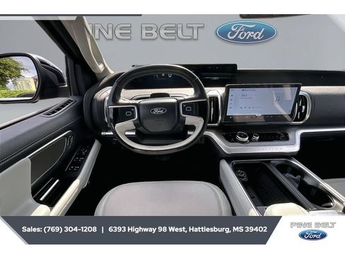 Certified 2025 Ford Expedition Platinum w/ Driver's Package AWD/4WD image 5