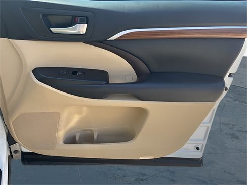 Used 2017 Toyota Highlander Limited image 13