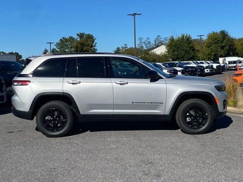New 2025 Jeep Grand Cherokee Altitude AWD/4WD image 9
