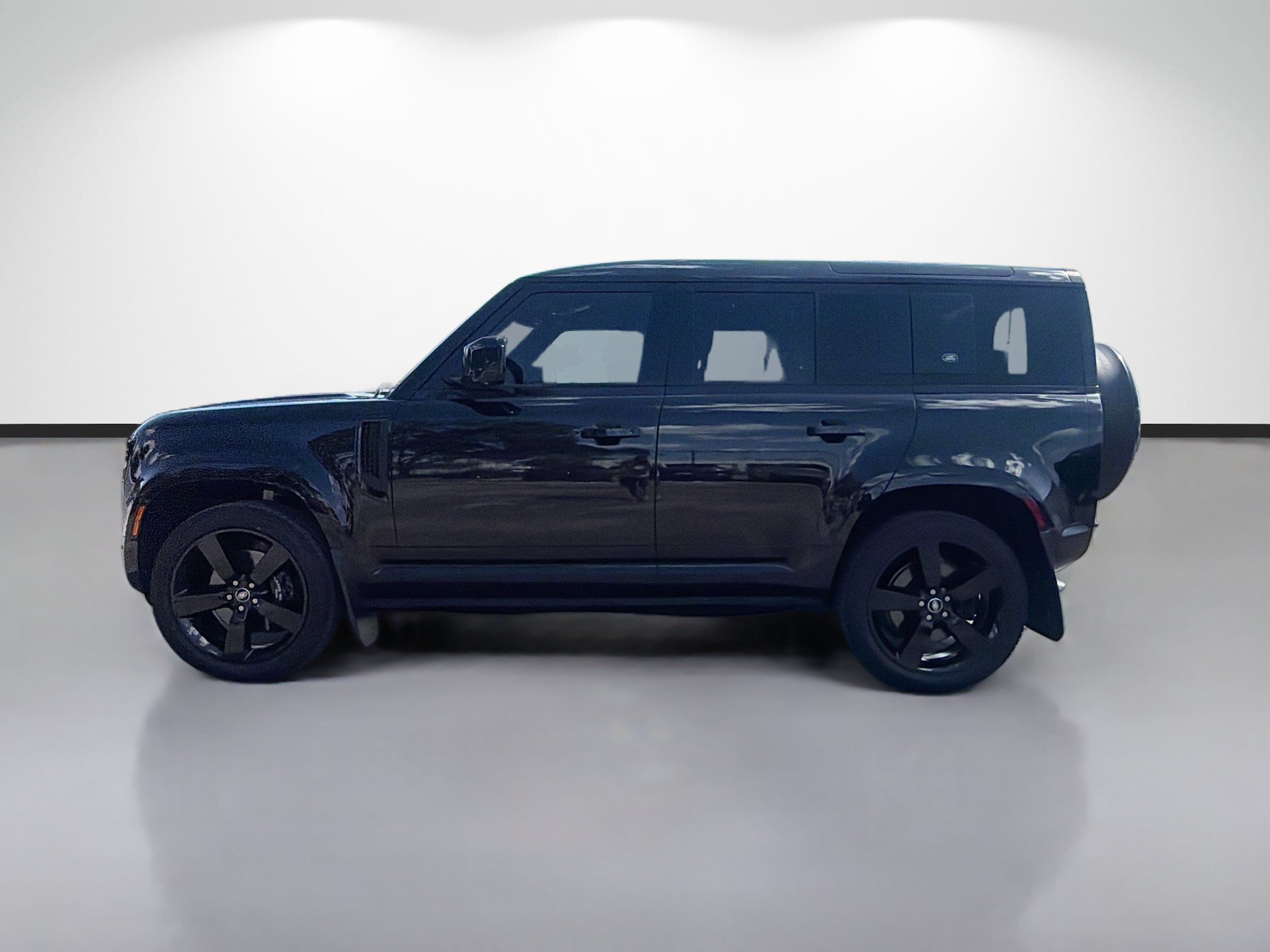 Used 2024 Land Rover Defender 110 V8 AWD/4WD image 2