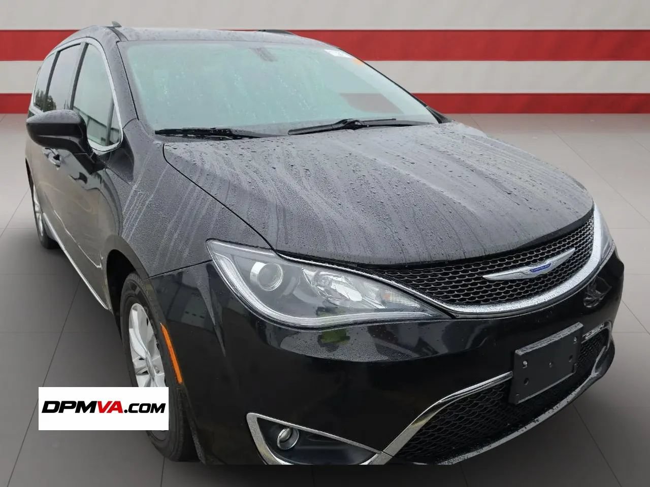 Used 2018 Chrysler Pacifica Touring-L FWD image 2