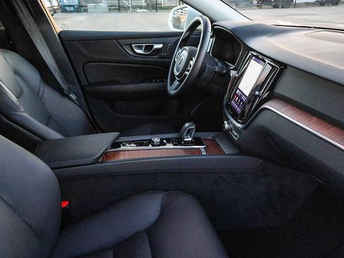 Used 2025 Volvo V60 B5 Cross Country Plus image 17
