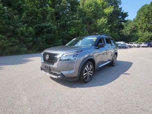 Used 2023 Nissan Pathfinder Platinum image 9