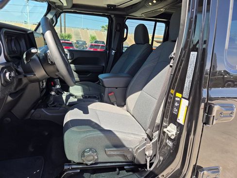 Used 2025 Jeep Gladiator Sport AWD/4WD image 9