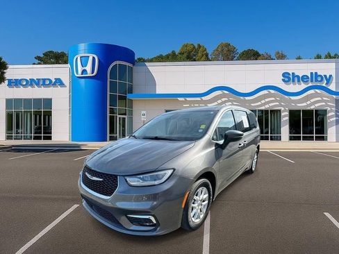 Used 2023 Chrysler Pacifica Touring-L image 4