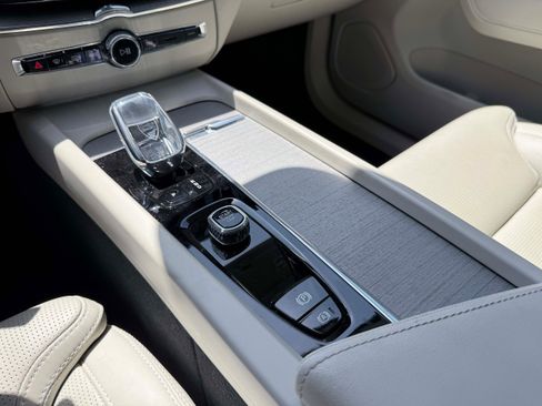 Certified 2024 Volvo XC60 B5 Ultimate w/ Protection Package Premier AWD/4WD image 20