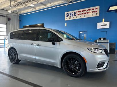 New 2026 Chrysler Pacifica Select w/ S Appearance Package