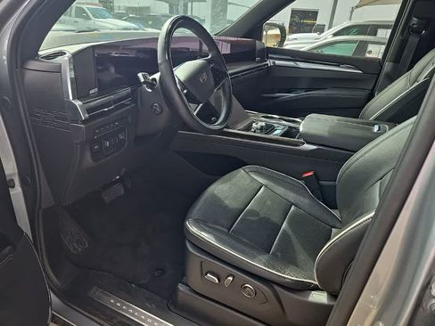 Used 2025 Cadillac Escalade Premium Luxury AWD/4WD image 8