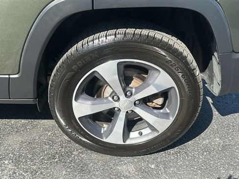 Used 2019 Jeep Cherokee Limited AWD/4WD image 36