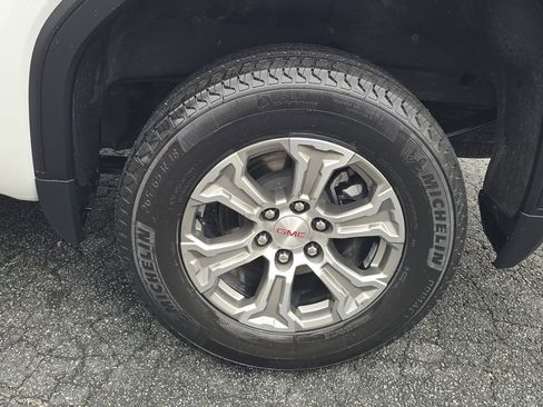 Certified 2025 GMC Sierra 1500 SLT image 8