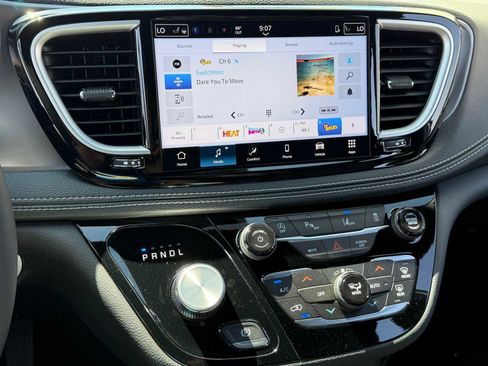 New 2026 Chrysler Pacifica Select AWD/4WD image 18