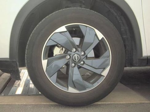 Used 2025 Nissan Rogue SV FWD image 11