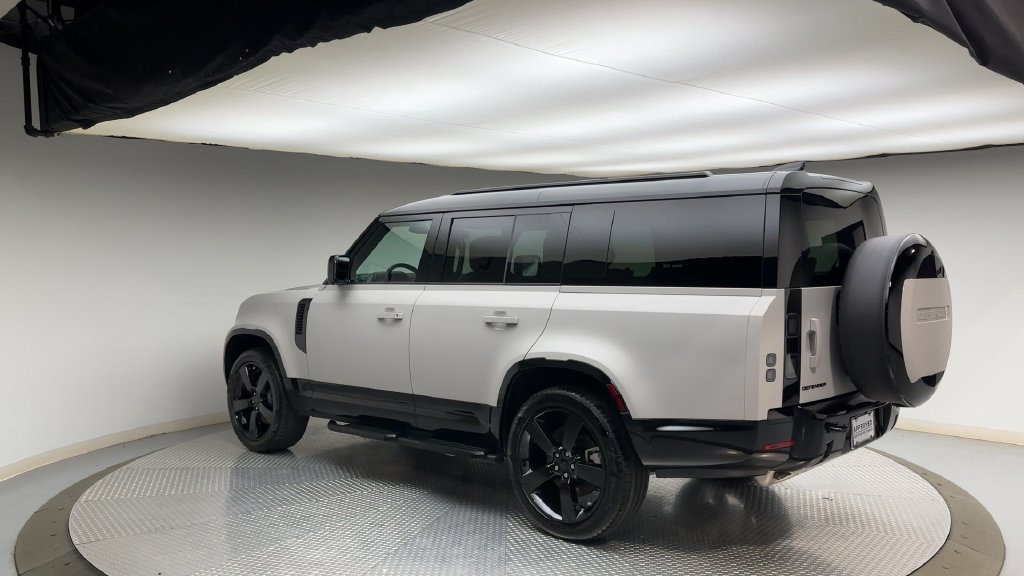 Used 2026 Land Rover Defender 130 X-Dynamic SE AWD/4WD image 4
