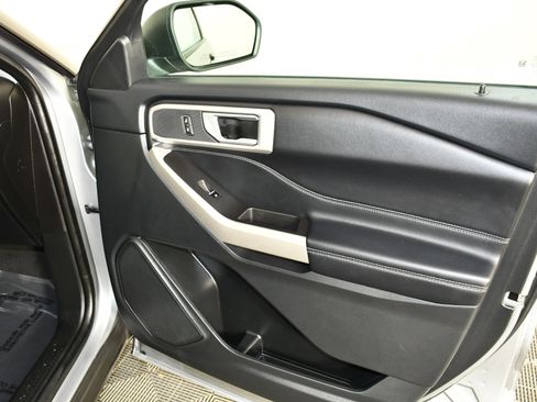 Used 2023 Ford Explorer XLT image 39