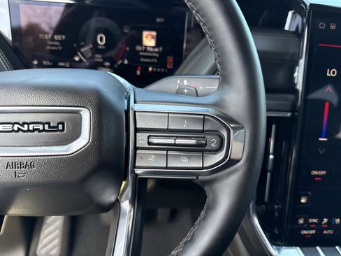 Used 2025 GMC Yukon Denali image 31