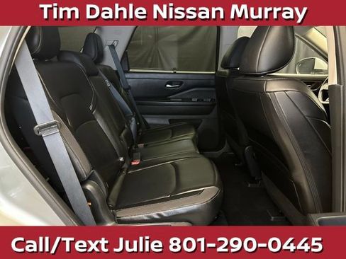 Used 2025 Nissan Pathfinder SL AWD/4WD image 18
