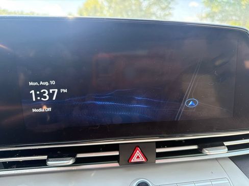 Used 2025 Hyundai Elantra Limited FWD image 11