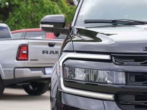 Used 2023 Ford Expedition Limited AWD/4WD image 9