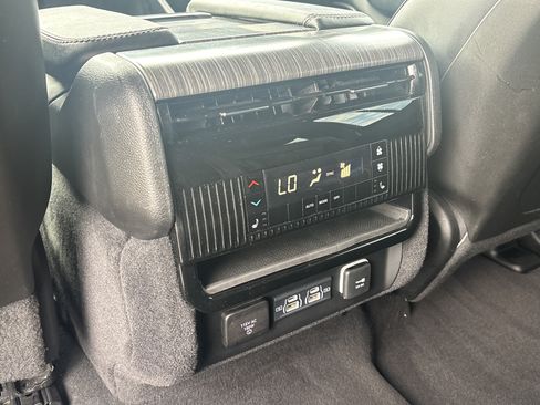 Used 2024 Jeep Wagoneer L Series II w/ Flexible Seating Group RWD image 18