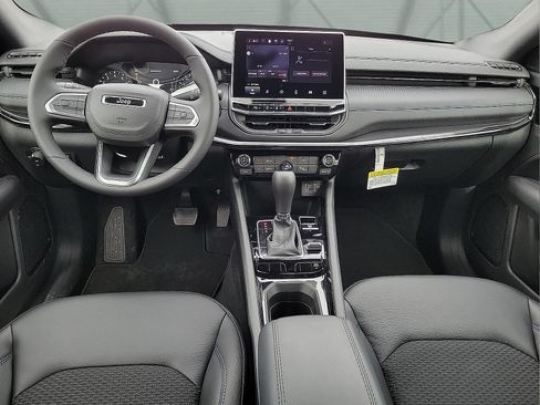 New 2026 Jeep Compass Latitude image 9