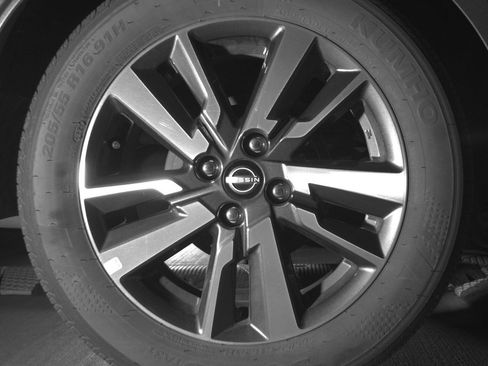 Used 2025 Nissan Versa SV image 12