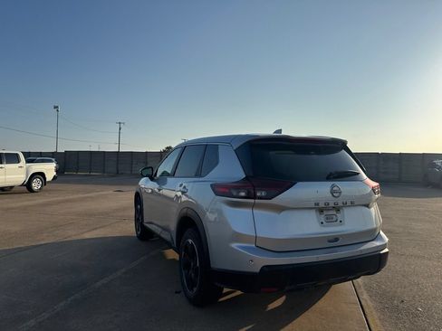 Certified 2025 Nissan Rogue SV FWD image 14