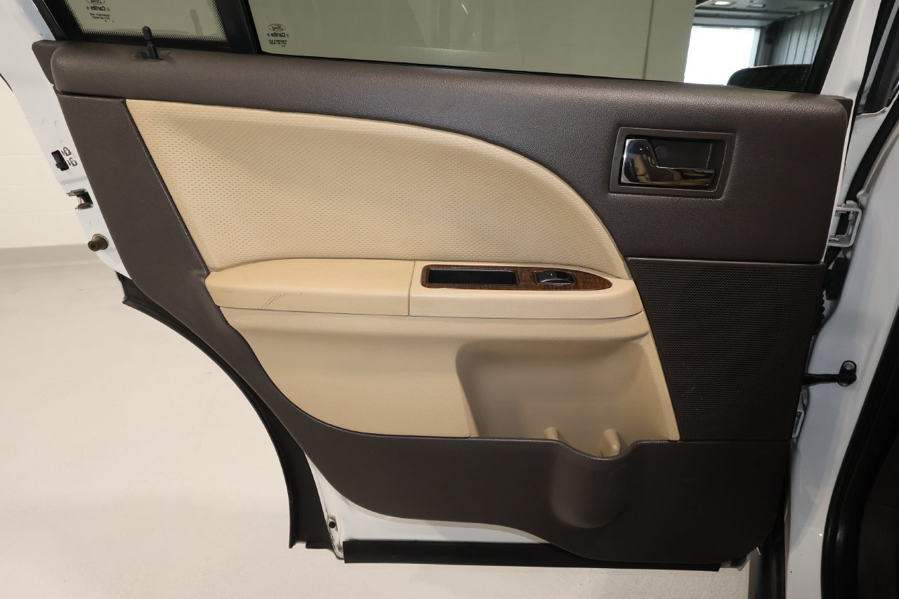 Used 2008 Ford Taurus X Limited FWD image 12
