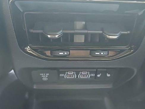 Used 2023 Jeep Grand Cherokee Limited image 7