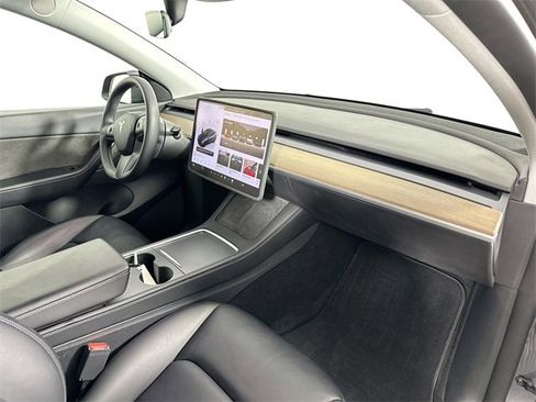 Used 2022 Tesla Model Y Long Range image 26