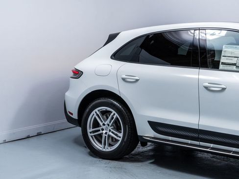 Certified 2026 Porsche Macan AWD/4WD image 11