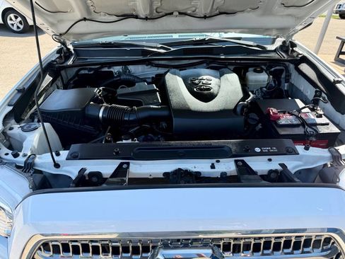 Used 2017 Toyota Tacoma TRD Off-Road w/ Tow Package AWD/4WD image 14