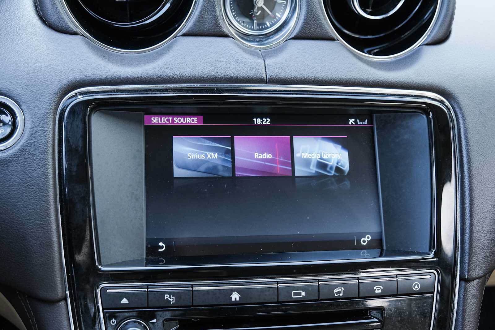 Used 2017 Jaguar XJ R-Sport RWD image 44