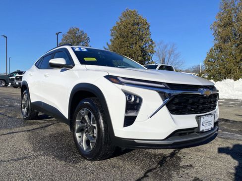 Used 2025 Chevrolet Trax LT w/ Sunroof Package image 1