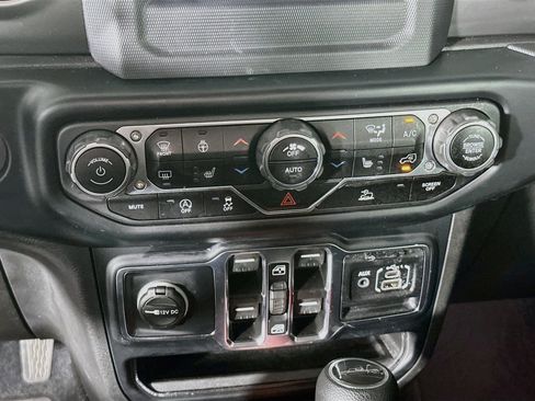 Used 2023 Jeep Gladiator Willys AWD/4WD image 22