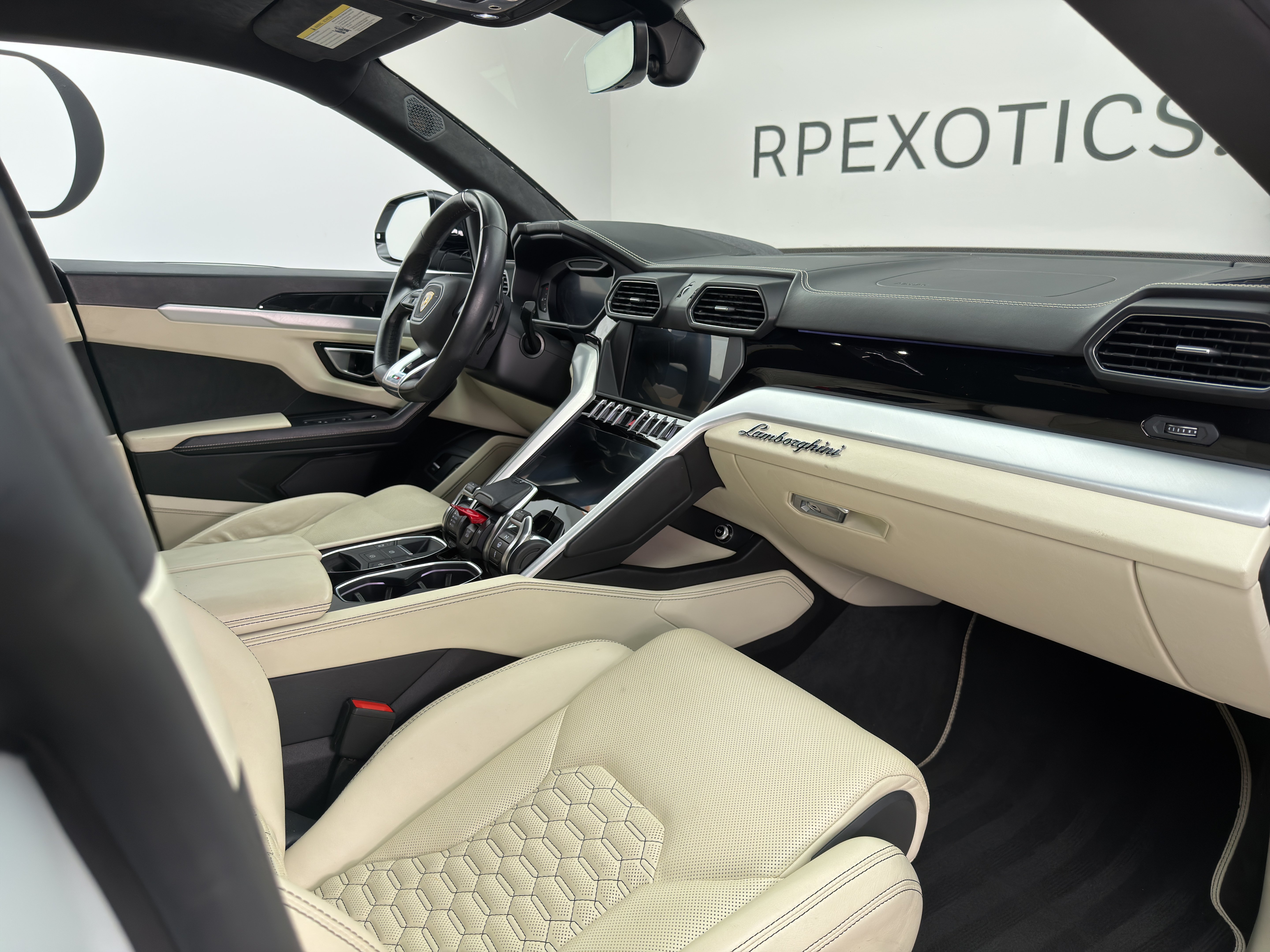 Used 2019 Lamborghini Urus AWD/4WD image 31