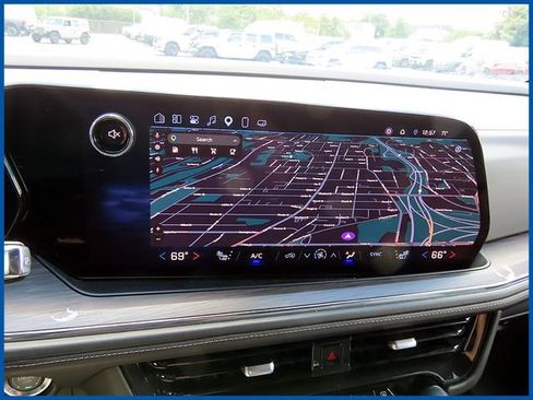 Used 2025 Chevrolet Suburban LT AWD/4WD image 19