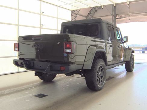 Used 2022 Jeep Gladiator Sport AWD/4WD image 2