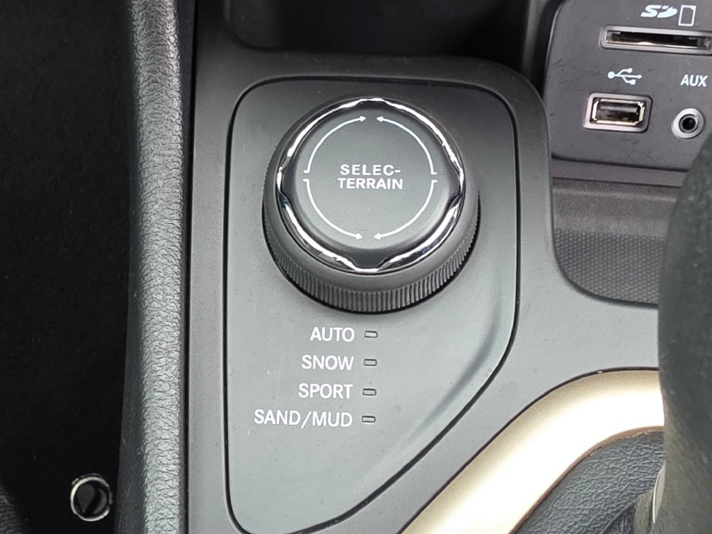 Used 2018 Jeep Cherokee Latitude w/ Safety Group AWD/4WD image 16